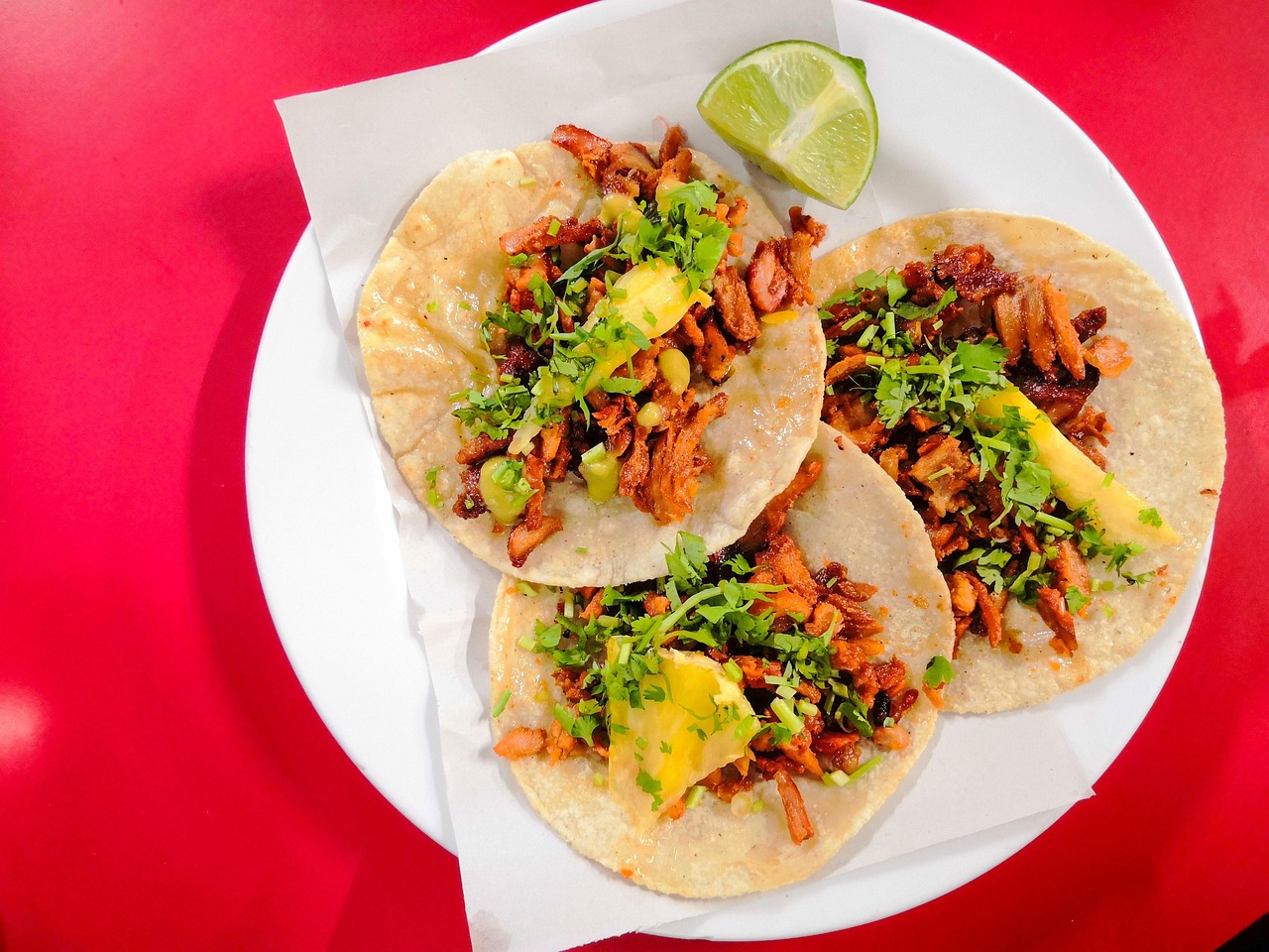 découvrez l'authenticité des tacos traditionnels avec nos recettes savoureuses et authentiques. plongez dans un voyage culinaire mexicain qui éveillera vos papilles et vous fera apprécier chaque bouchée.