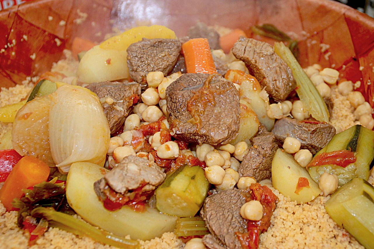 découvrez le couscous, un plat traditionnel nord-africain savoureux et riche en textures, composé de semoule de blé, de légumes frais et de viandes variées. parfait pour un repas convivial, le couscous ravira vos papilles et vous fera voyager à travers les saveurs du monde.