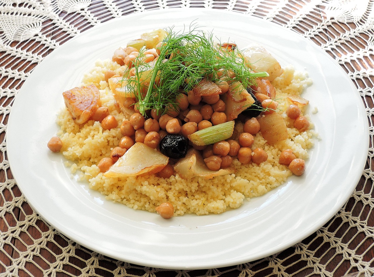 découvrez le couscous, un plat emblématique de la cuisine maghrébine, alliant semoule de blé, légumes frais, viandes savoureuses et épices parfumées. apprenez à préparer cette délicieuse recette et savourez un véritable voyage culinaire.