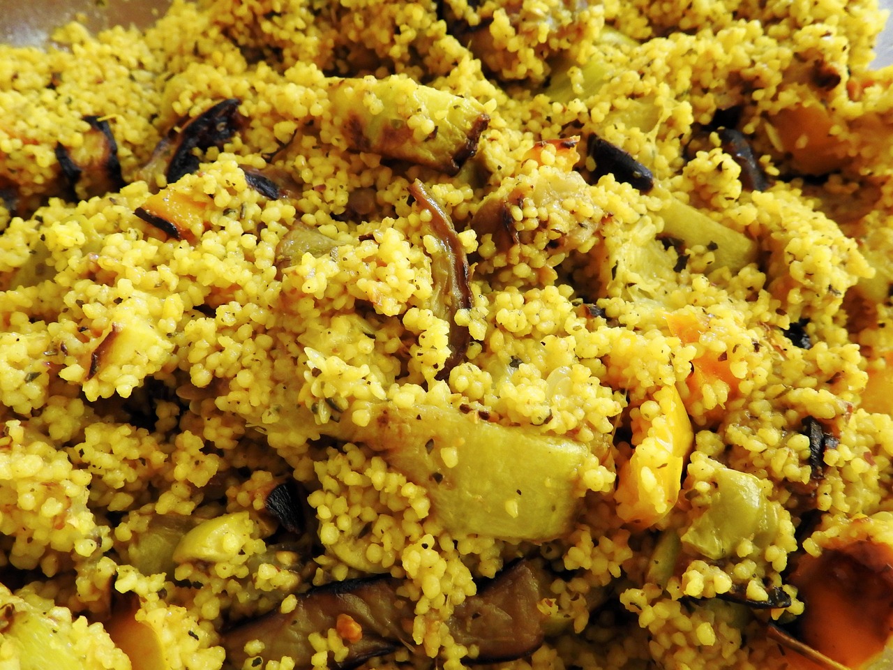 découvrez le couscous, un plat savoureux et emblématique de la cuisine maghrébine. apprenez à le préparer avec des ingrédients frais et des épices envoûtantes. savourez ce délice traditionnel qui ravira vos papilles et réunit les convives autour d'une table conviviale.