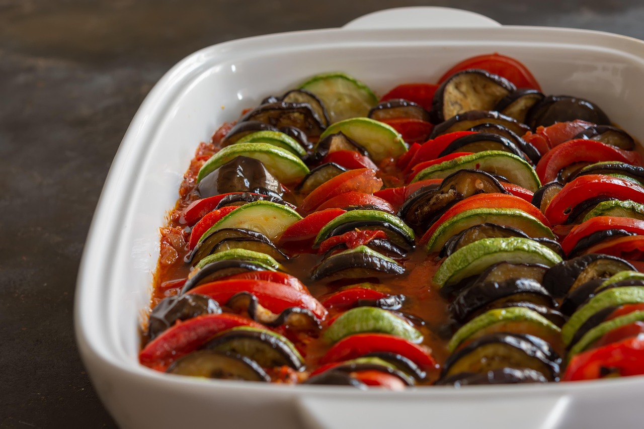 découvrez la recette authentique de la ratatouille, un plat traditionnel provençal à base de légumes colorés et savoureux. parfait pour accompagner vos viandes ou se déguster en plat principal, cet assortiment de courgettes, aubergines, poivrons et tomates ravira vos papilles. apprenez à préparer ce délice méditerranéen et faites voyager vos invités avec des saveurs du sud de la france.