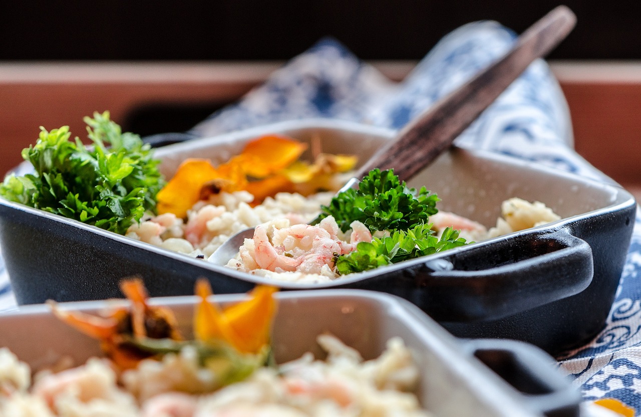 découvrez la recette traditionnelle du risotto, un plat italien savoureux et crémeux, préparé avec du riz arborio, du bouillon et des ingrédients variés. parfait pour un repas réconfortant, le risotto se décline en plusieurs versions, que vous soyez amateur de champignons, de fruits de mer ou de légumes frais.