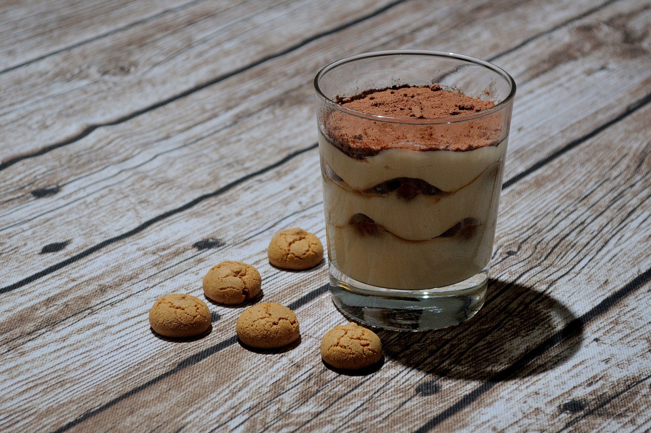 découvrez la douceur du tiramisu, un dessert italien mythique alliant café, mascarpone et biscuits savoiardi. parfait pour toute occasion, ce délice crémeux émerveillera vos papilles et apportera une touche d'élégance à vos repas.