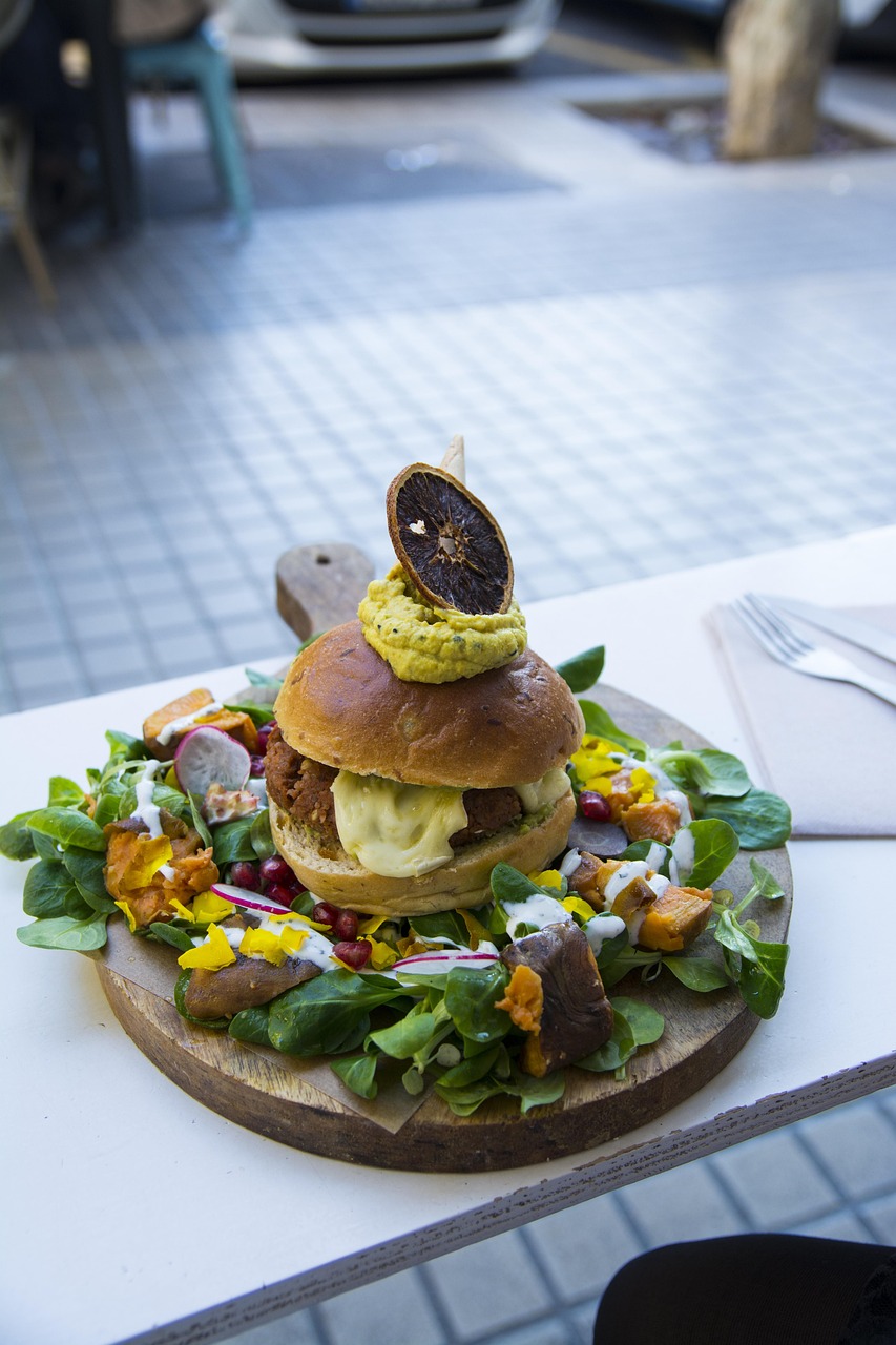 découvrez nos délicieux burgers vegans, savoureux et recherchés, préparés avec des ingrédients frais et naturels. offrez-vous une expérience culinaire unique qui allie goût et bien-être. un régal pour les papilles, même pour les amateurs de viande!