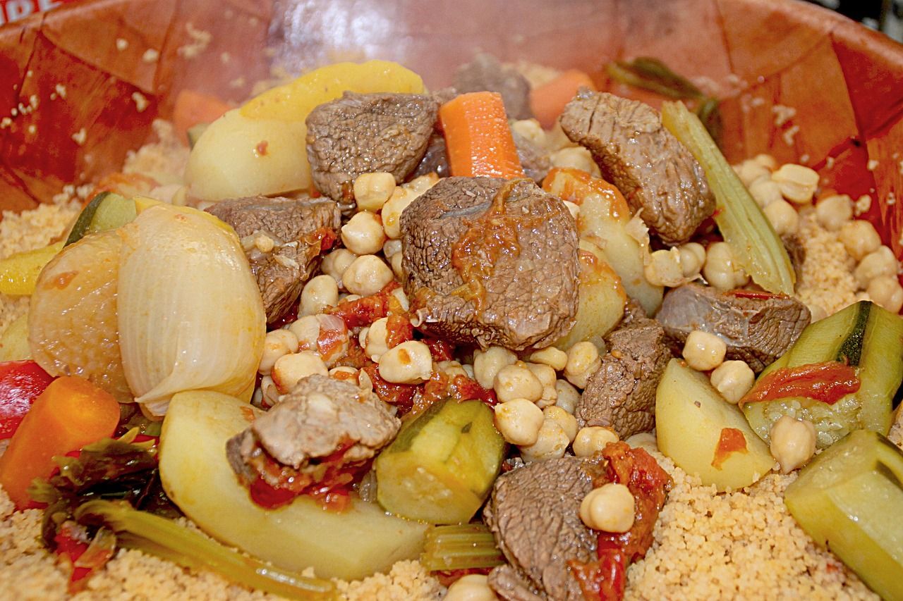 découvrez le couscous, un plat traditionnel nord-africain savoureux et riche en textures, composé de semoule de blé, de légumes frais et de viandes variées. parfait pour un repas convivial, le couscous ravira vos papilles et vous fera voyager à travers les saveurs du monde.