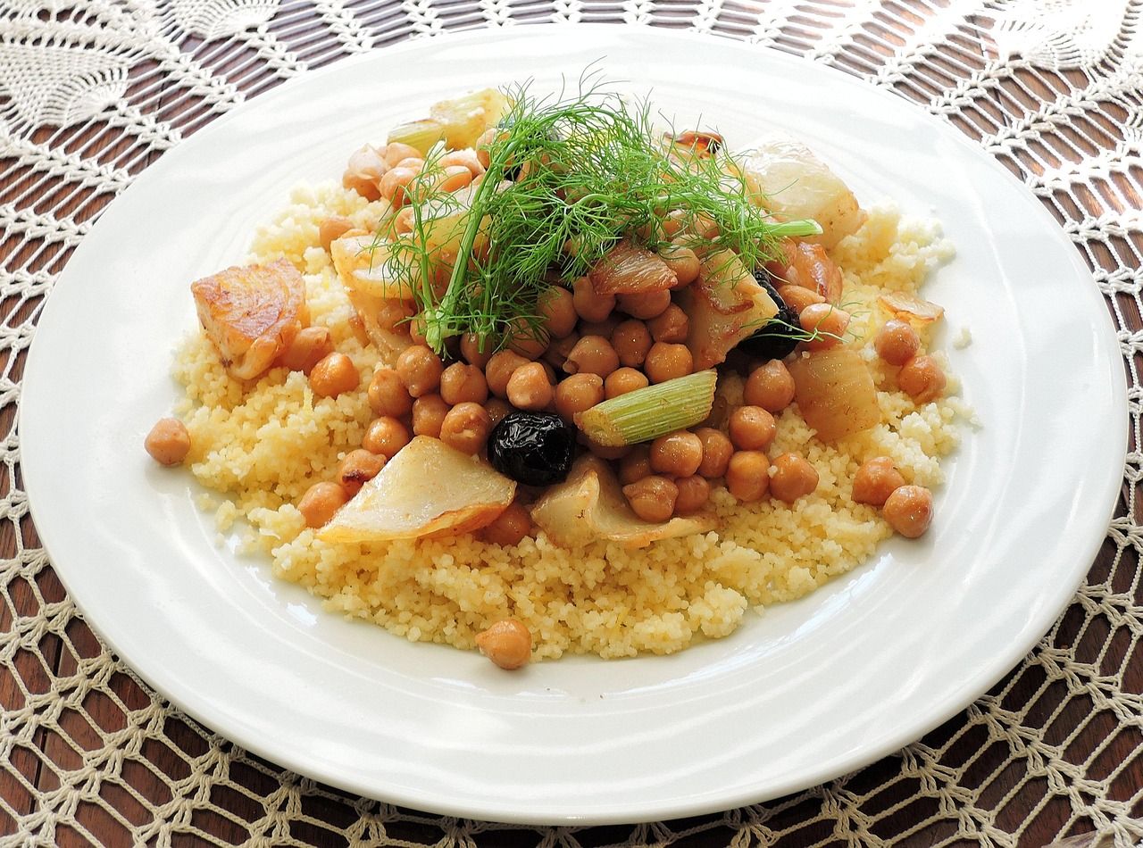 découvrez le couscous, un plat emblématique de la cuisine maghrébine, alliant semoule de blé, légumes frais, viandes savoureuses et épices parfumées. apprenez à préparer cette délicieuse recette et savourez un véritable voyage culinaire.