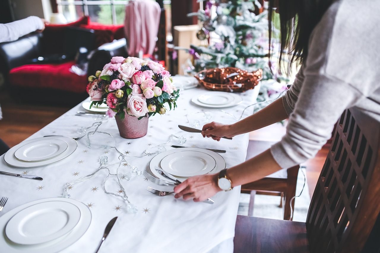 organisez une soirée dîner parfaite avec des idées de recettes, de décoration et d'animations pour ravir vos invités.