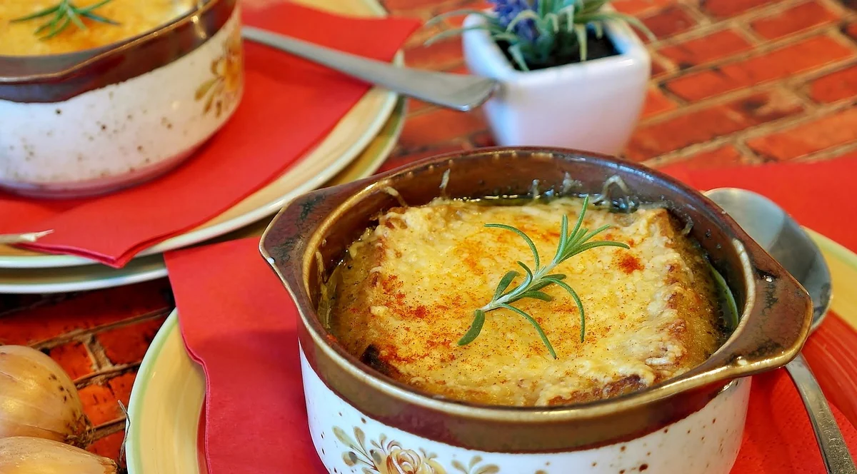 Découvrez la meilleure recette de soupe à l'oignon pour réchauffer vos soirées en 2026