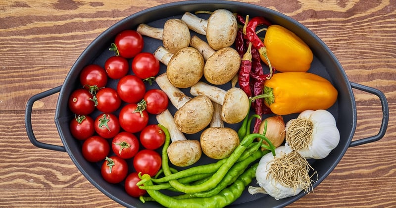 Pintade en cocotte : la recette fondante et dorée qui impressionne vos convives