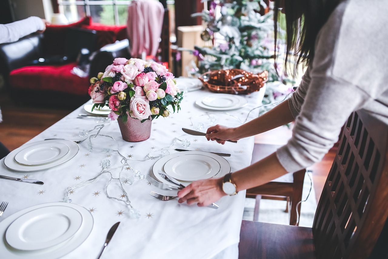 organisez une soirée dîner parfaite avec des idées de recettes, de décoration et d'animations pour ravir vos invités.