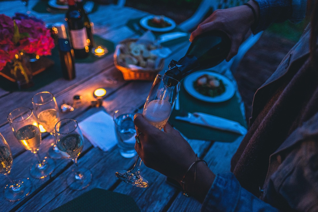 organisez une soirée dîner inoubliable avec des idées de repas, décoration et ambiance pour impressionner vos invités.